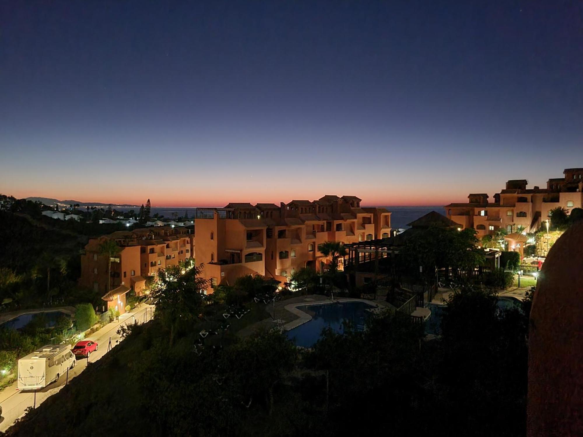 Sea View Penthouse Apartment With Hot Tub - Casa Bella Vista, Buenas Noches , Estepona Exteriér fotografie